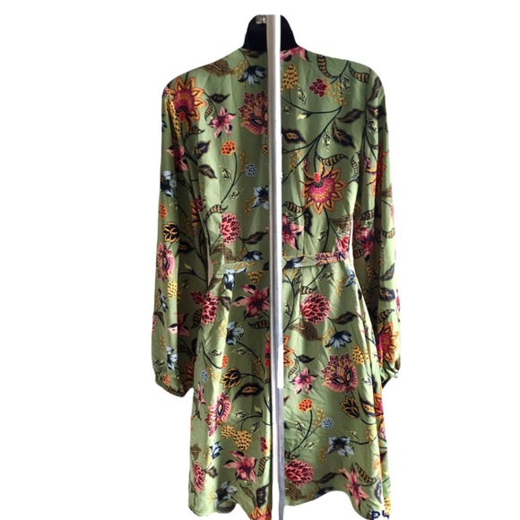 NWT LOFT Floral Wrap Dress. Size 4 - Picture 3 of 6